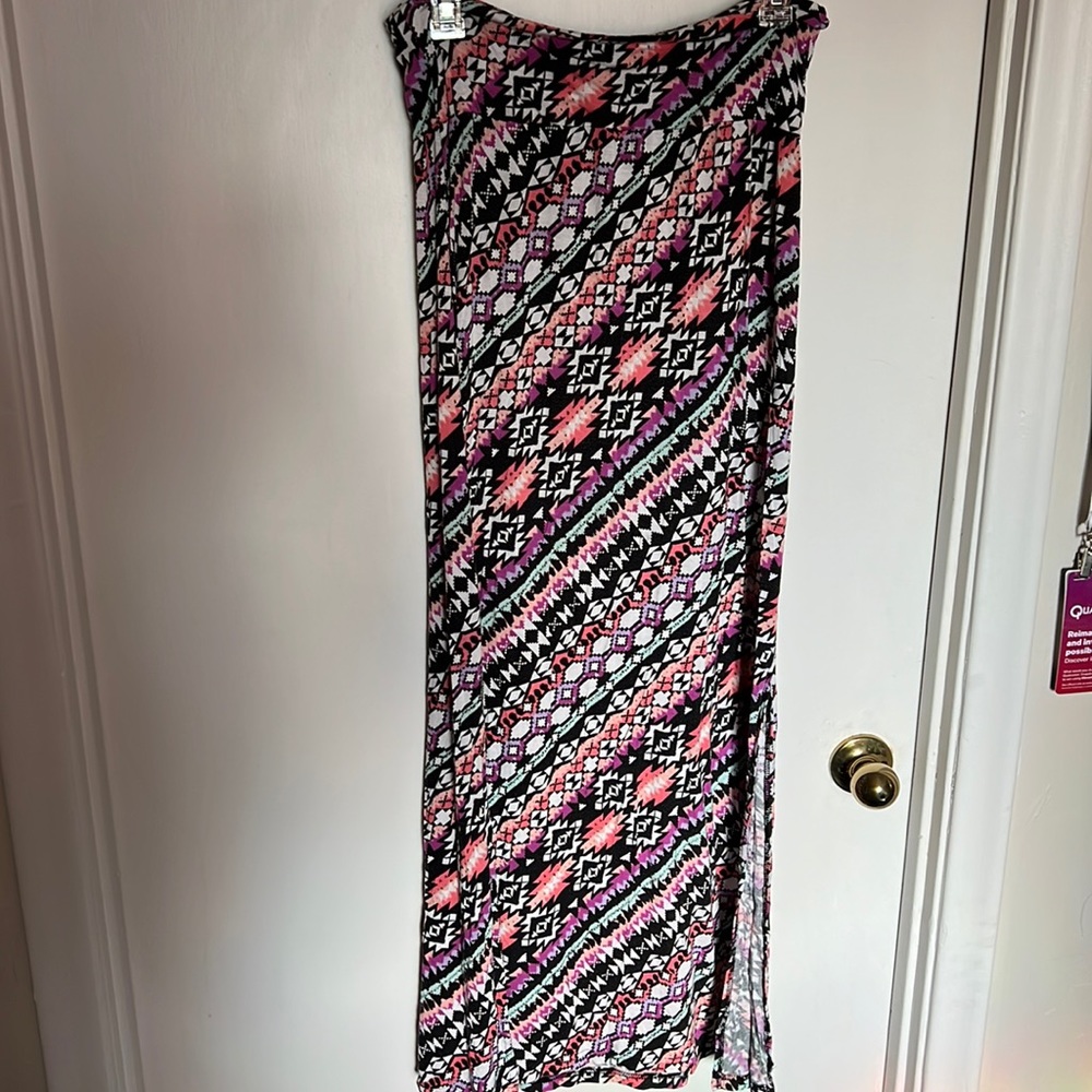 Large Geometric Pattern Skirt with slits